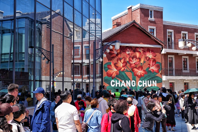 “五一”假期,長春北京大街西歷史文化街區人流如織。人民網記者 李洋攝