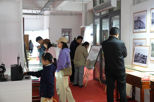 觀眾在“百年長春”展覽館內參觀。人民網記者 李洋攝