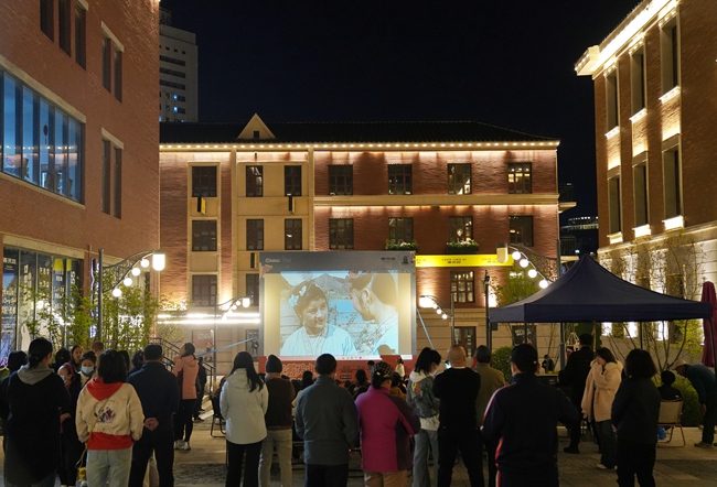 游客在露天影院欣賞長影經典影片。人民網記者 李洋攝