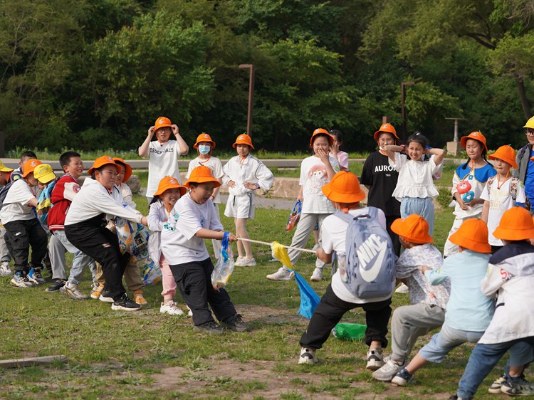 學生們在戶外進行趣味拔河比賽。人民網記者 李洋攝