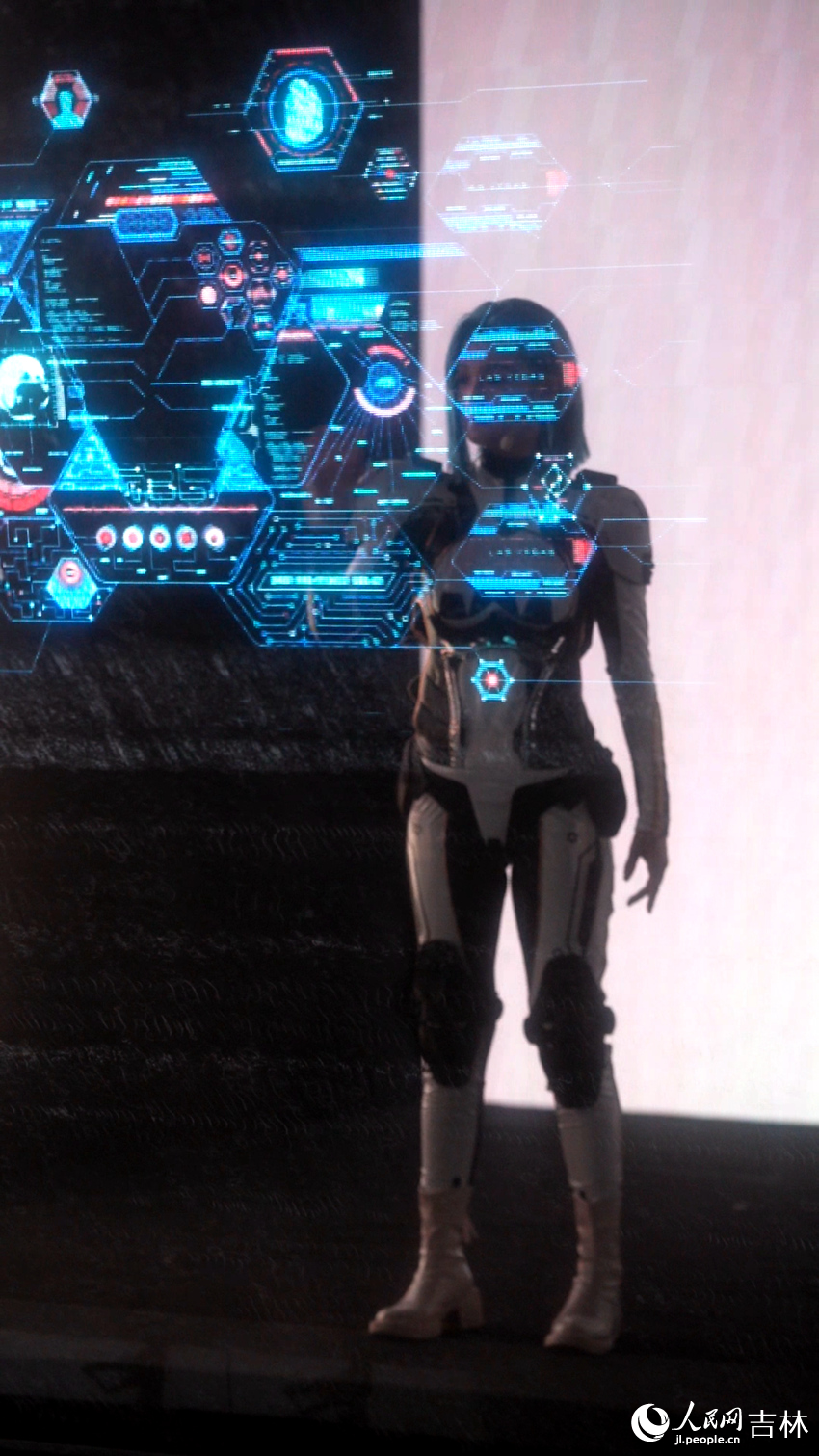東北三省首部全息互動式戲劇《跨越時空的AI》火熱開演。邱茜攝