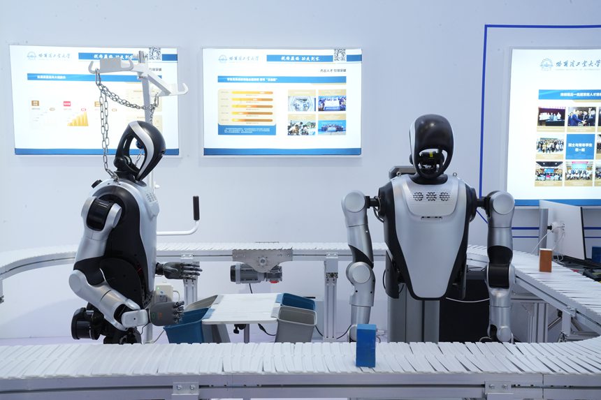 圖為哈爾濱工業大學展示的機器人智能操作系統。人民網記者 李洋攝