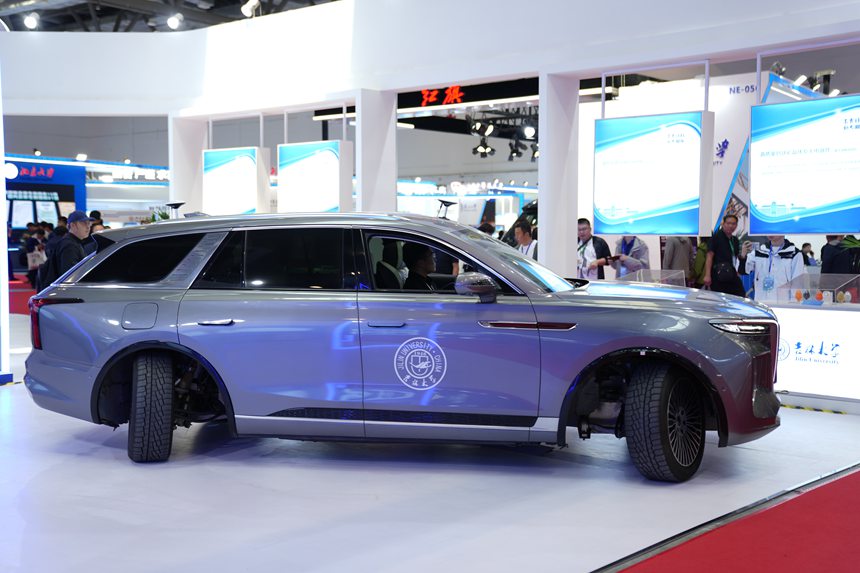 吉林大學展臺展示的自動輪智行底盤汽車。人民網記者 李洋攝