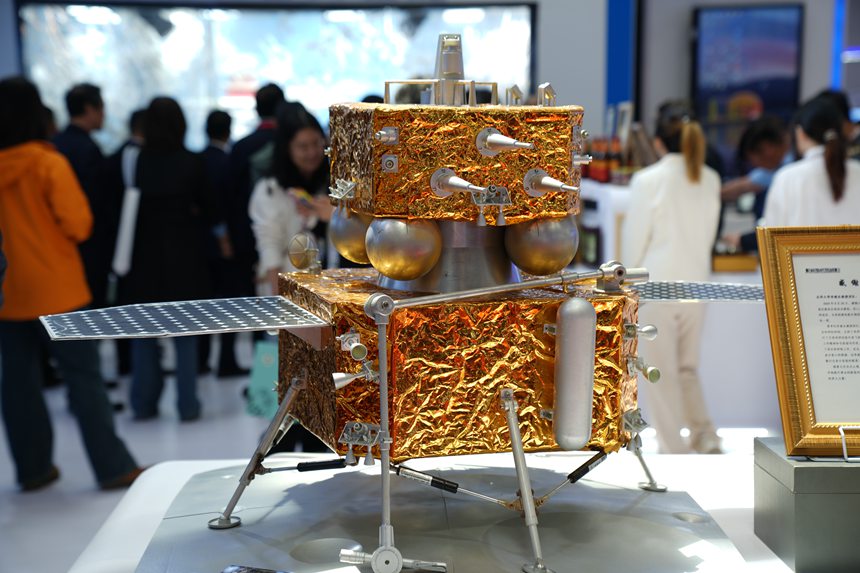 圖為博覽會上展示的衛星。人民網記者 李洋攝