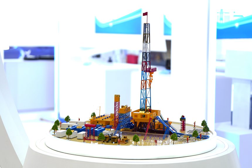 吉林大學展臺展示的“地殼一號”萬米鉆機模型。人民網記者 李洋攝