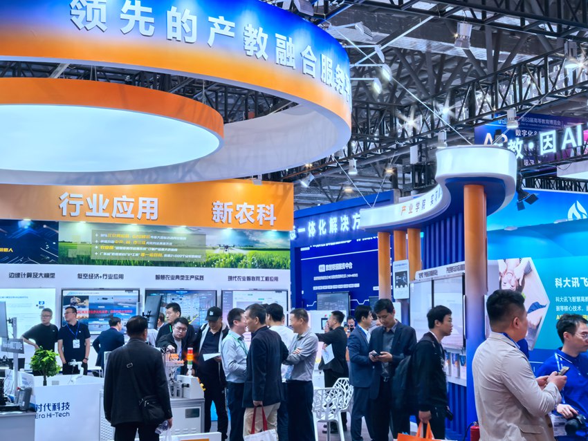 高博會現場人頭攢動。人民網記者 王海躍攝