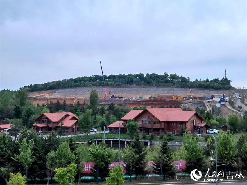 正在建設中的天定山冰雪酒店項目。人民網記者 馬俊華攝
