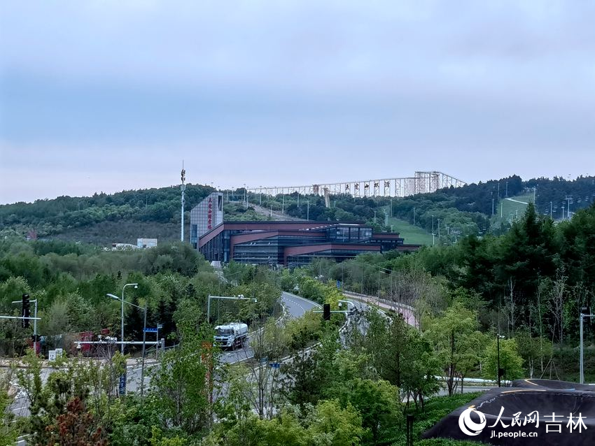 在天定山影院遠眺天定山滑雪場。人民網記者 馬俊華攝