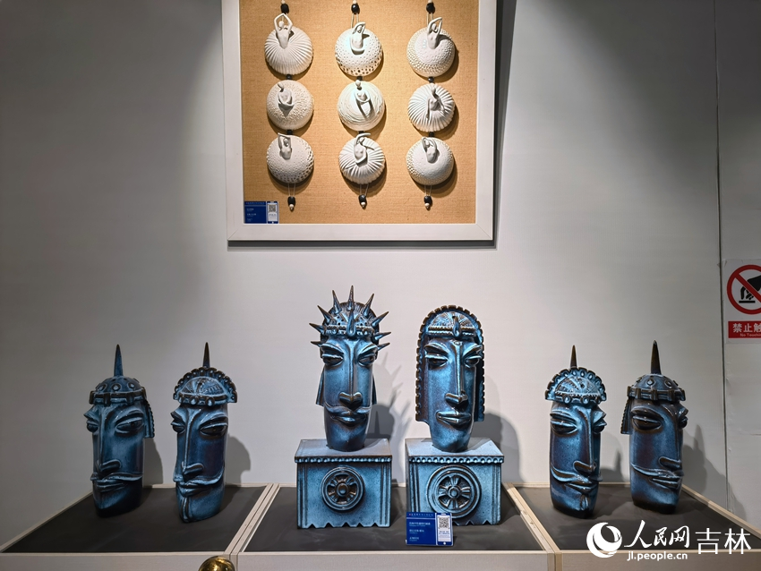 長春國際陶瓷藝術(shù)館館藏作品。人民網(wǎng)記者 馬俊華攝
