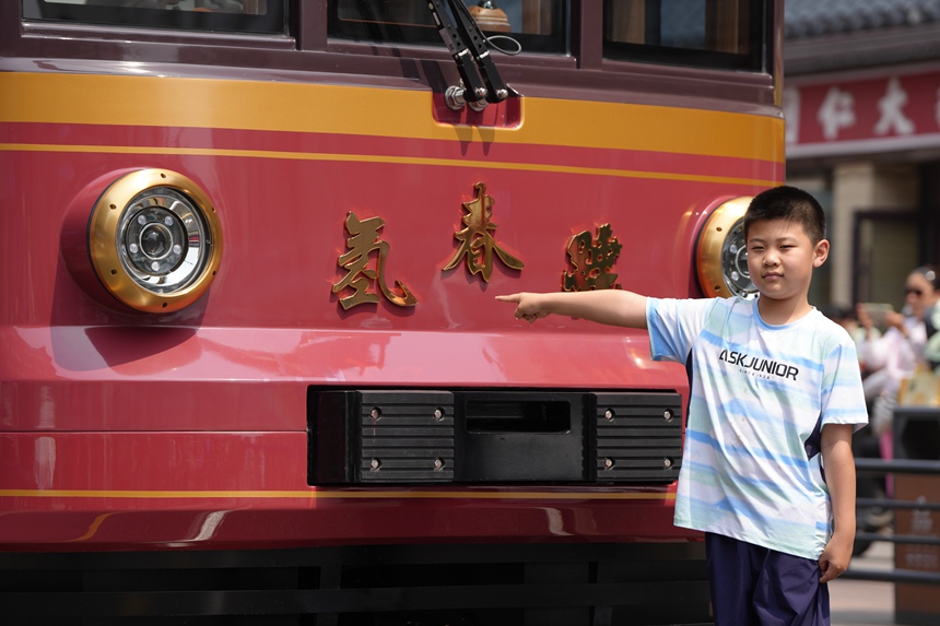 一名小朋友與列車合影。人民網記者 李洋攝