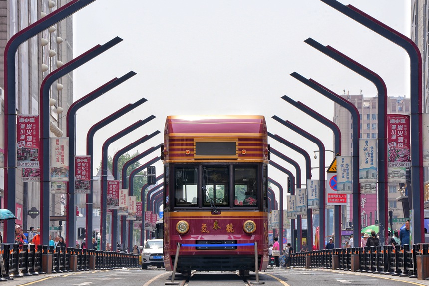 氫能源文旅有軌列車“氫春號”在長春紅旗街亮相。人民網(wǎng)記者 李洋攝