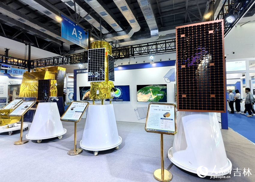 長光衛星展位展出的衛星模型。人民網記者 關思聰攝