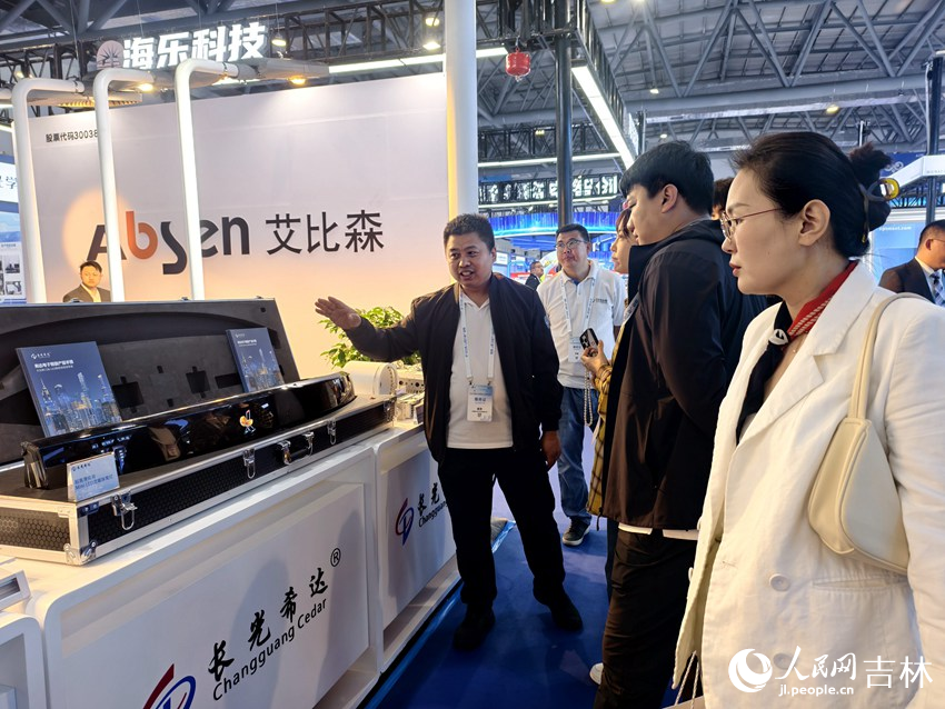 展位工作人員為觀眾講解產品。人民網記者 關思聰攝