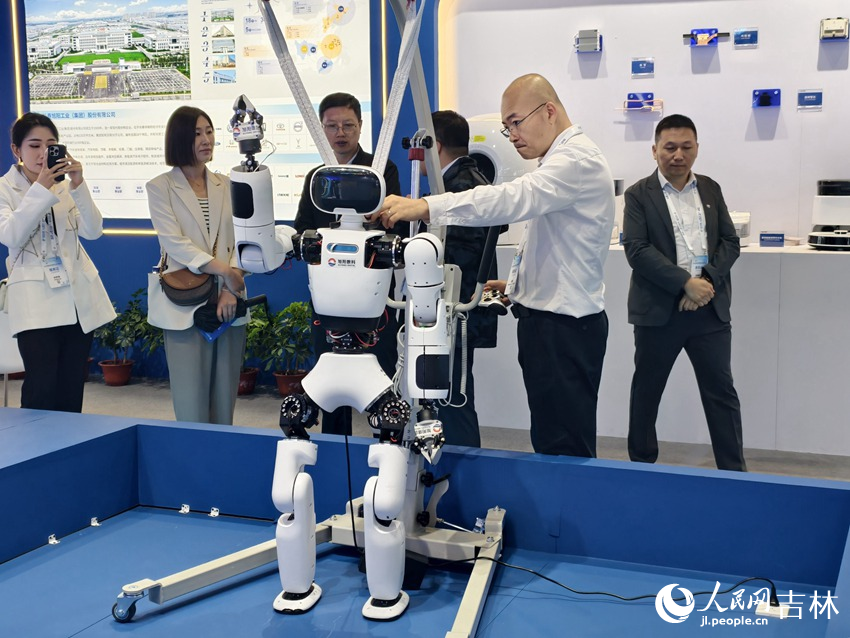 展位工作人員調試展示機器人。人民網記者 關思聰攝