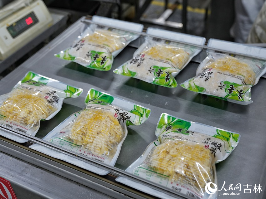 一包包酸菜將被銷往全國各地。人民網記者 李洋攝