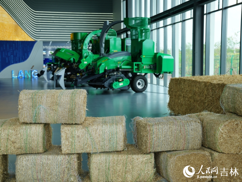 秸稈飼料打捆機“吐出”的“金條”。人民網記者 李洋攝