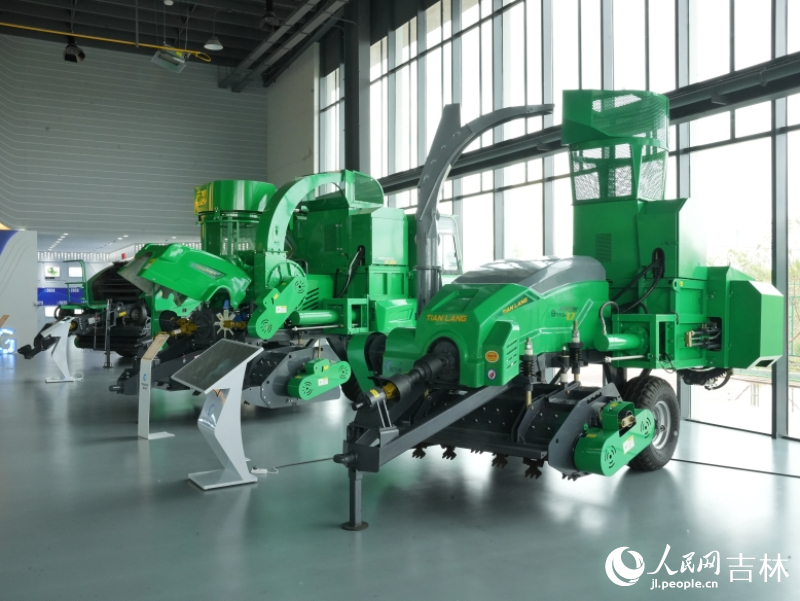 不同型號的秸稈飼料打捆機。人民網記者 李洋攝