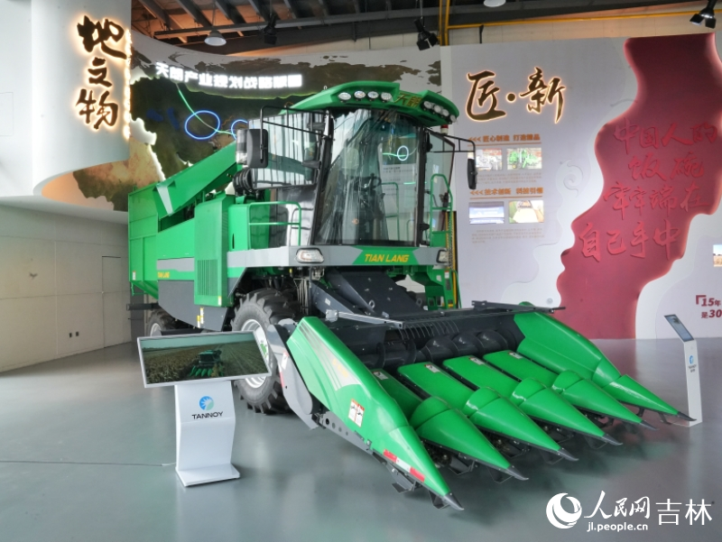 五行玉米收獲機。人民網記者 李洋攝