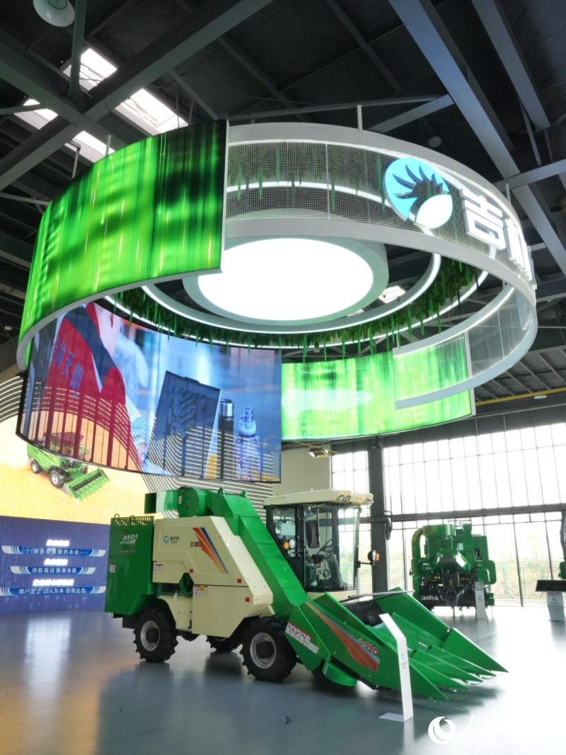 四行玉米收獲機。人民網記者 李洋攝