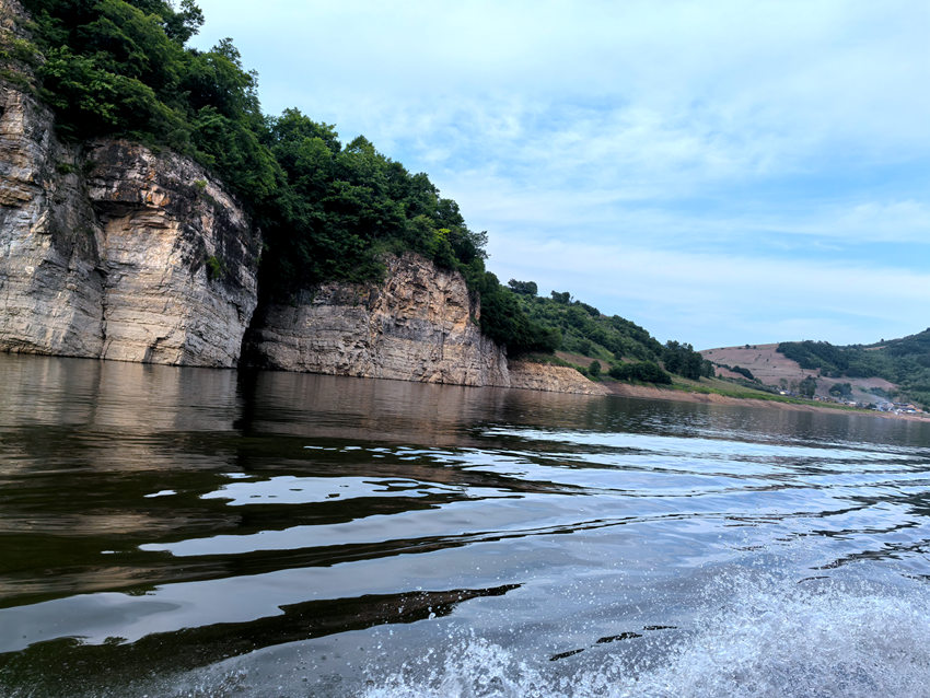靖宇縣松花江游船沿江美景。人民網(wǎng)記者 王海躍攝