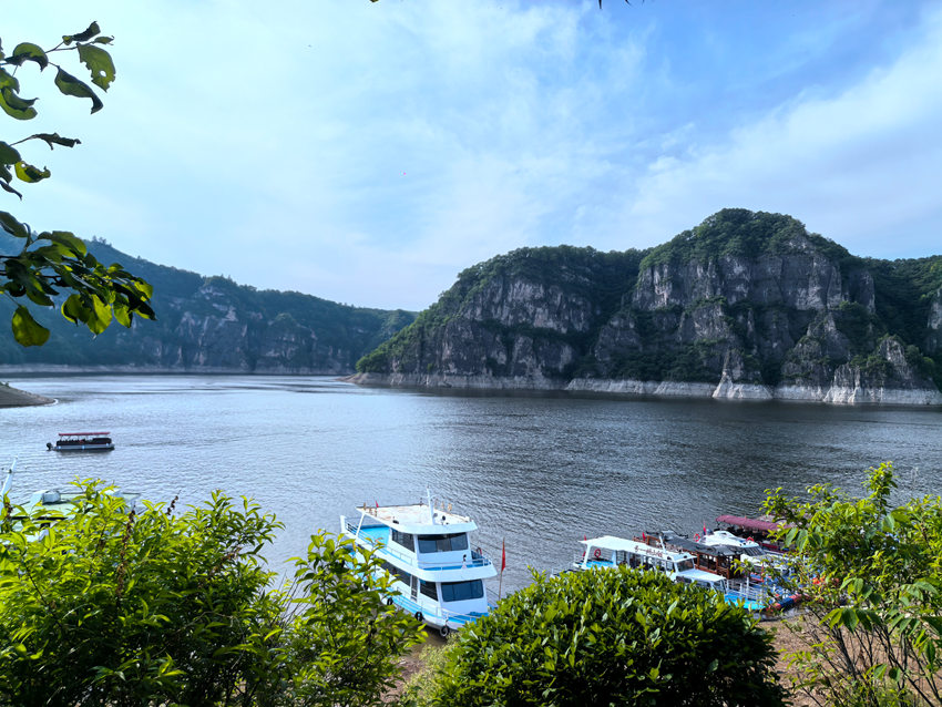 在仁義砬子碼頭遠(yuǎn)眺,景色美不勝收。人民網(wǎng)記者 王海躍攝