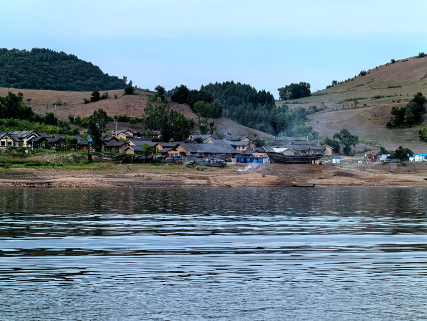 一條水上旅游大通道帶動松花江沿岸鄉(xiāng)村吃上“旅游飯”。人民網(wǎng)記者 王海躍攝