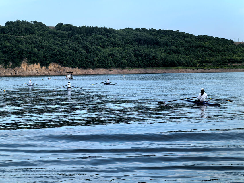 運(yùn)動員在景區(qū)內(nèi)訓(xùn)練皮劃艇。人民網(wǎng)記者 王海躍攝