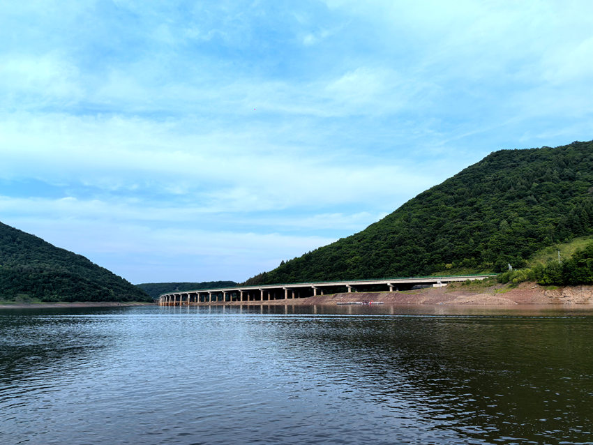 山水相依美景如畫。人民網(wǎng)記者 王海躍攝