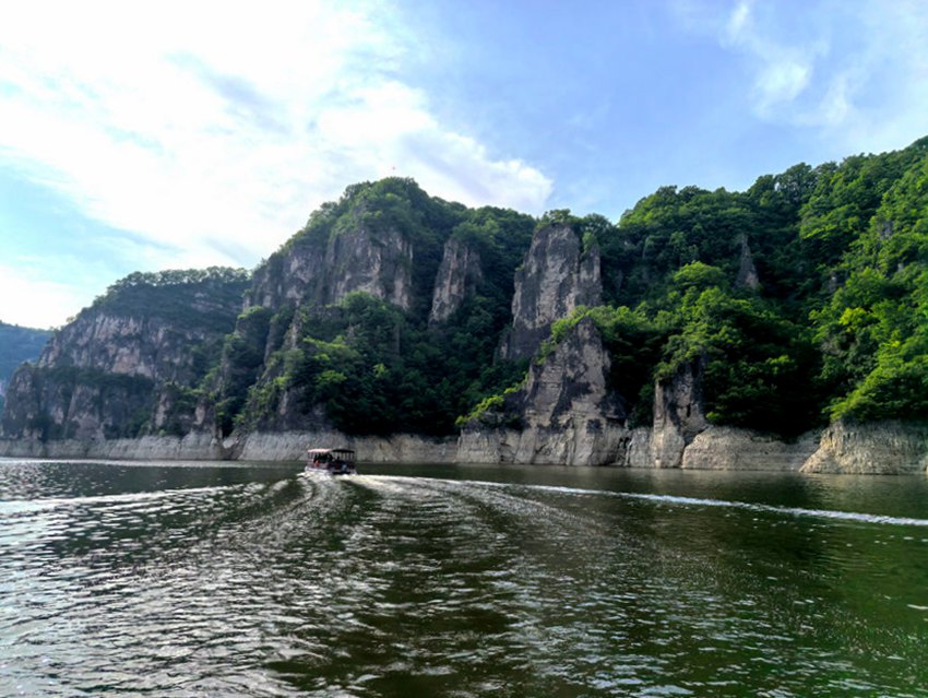 靖宇縣松花江游船沿江美景。人民網(wǎng)記者 王海躍攝