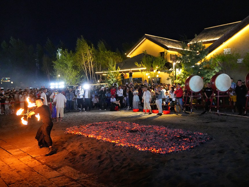 景區(qū)內(nèi)上演的非遺表演,吸引著大批游客前來(lái)觀看。人民網(wǎng)記者 李洋攝