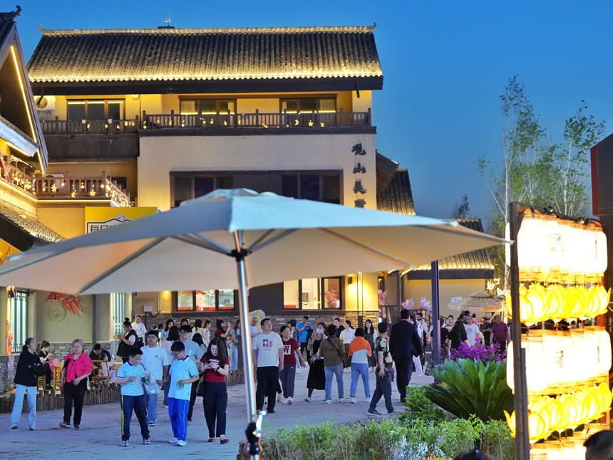 游客在景區內游玩。人民網記者 李洋攝