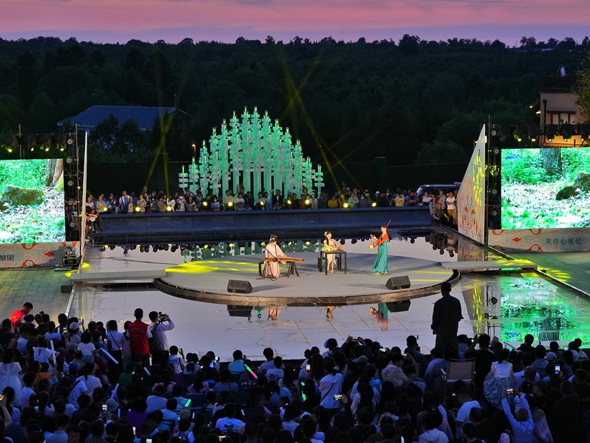 游客們在景區中欣賞國風表演。人民網記者 李洋攝