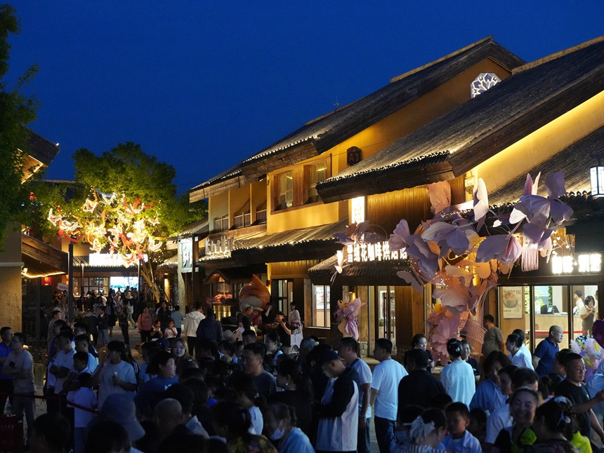 游客在景區內游玩。人民網記者 李洋攝