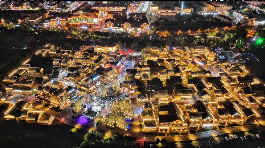 夜色中的長白山恩都里文旅社區。人民網記者 李洋攝