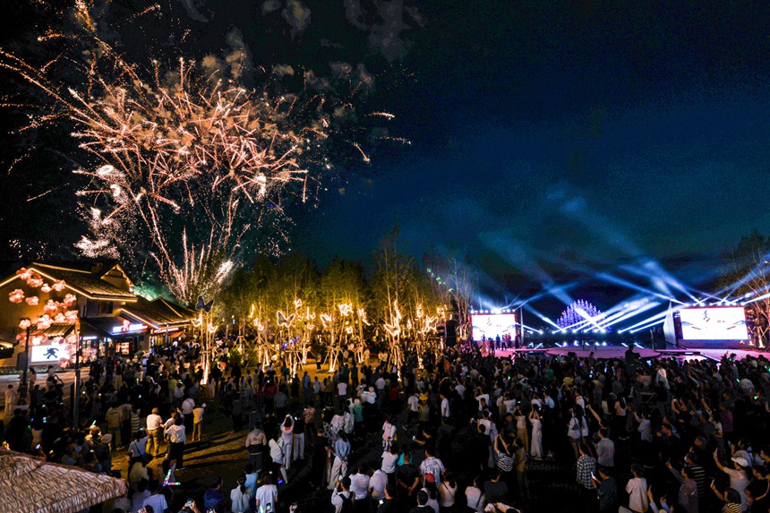 夜色中,景區(qū)人流鼎沸。人民網(wǎng)記者 李洋攝