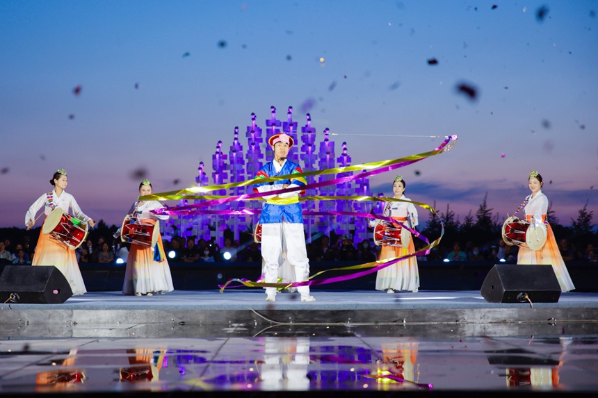 景區中上演朝鮮族非遺表演。人民網記者 李洋攝