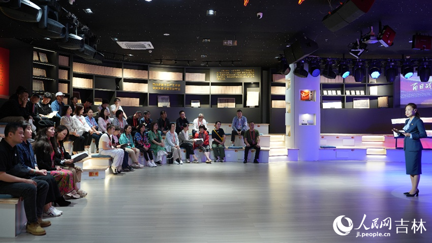 《百日戰(zhàn)斗檔案 不朽民族氣節(jié)》教學(xué)課。人民網(wǎng)記者 李洋攝