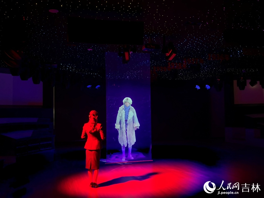 教師與AI成像的楊靖宇將軍展開一場跨越時空的對話。人民網(wǎng)記者 馬俊華攝