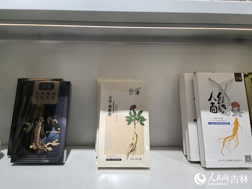 撫松縣萬(wàn)良鎮(zhèn)參鄉(xiāng)匯客廳內(nèi)擺滿各種人參深加工品。人民網(wǎng)記者 王海躍攝
