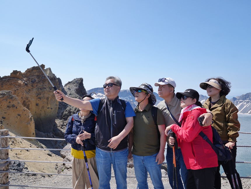 6月14日，游客登上長白山一睹天池“芳容”。人民網(wǎng)記者  李洋攝