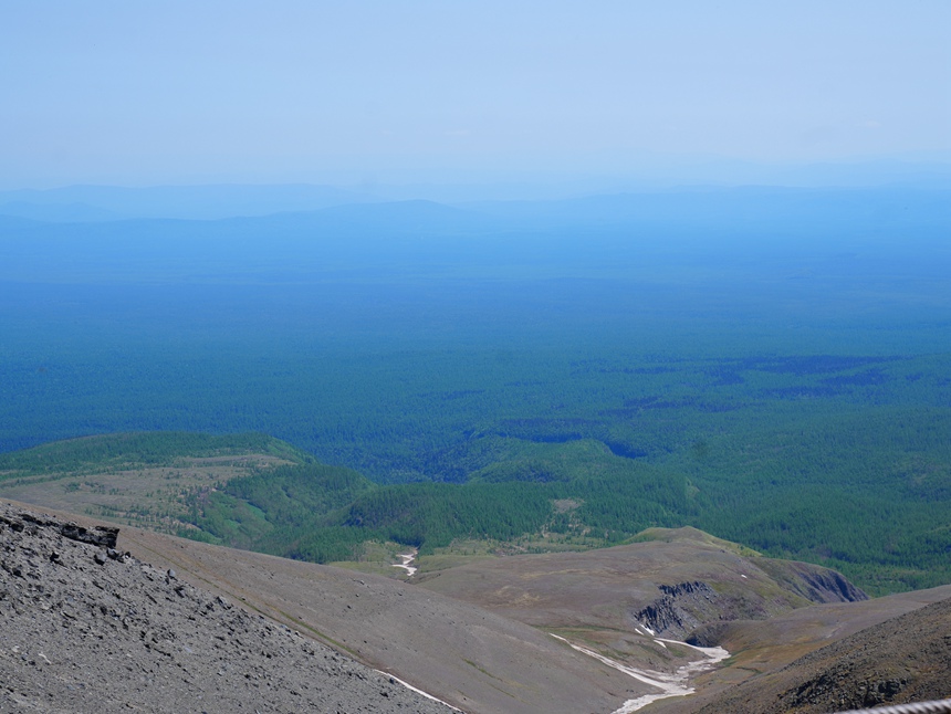 從天池主峰遠(yuǎn)眺，茫茫的長白林海已是夏日景象。人民網(wǎng)記者 李洋攝