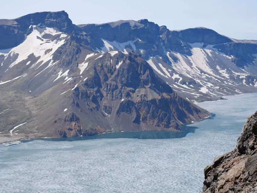 冰面從山體邊緣開始一圈一塊地逐漸融化。人民網記者 李洋攝