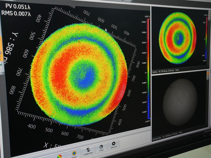 屏幕上清晰顯示著光學元器件的打磨程度。人民網記者 李洋攝