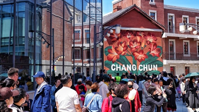 行進(jìn)中國(guó)｜三刷春京西 這里有老長(zhǎng)春的“魂”在吉林長(zhǎng)春北京大街西歷史文化街區(qū)，一邊感受歷史文化帶來(lái)的獨(dú)特韻味，一邊體驗(yàn)新業(yè)態(tài)帶來(lái)的全新活力，成為市民游客閑逛“打卡”的必選項(xiàng)。