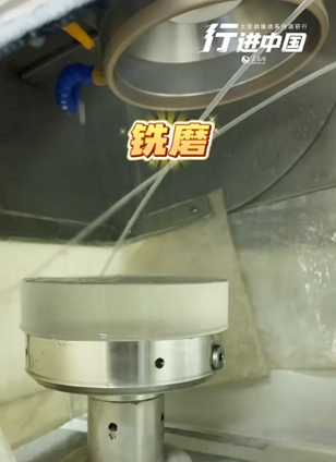 長(zhǎng)春新區(qū)查看詳情看光學(xué)元器件如何練成選毛坯、銑磨、拋光、檢測(cè)……在吉林長(zhǎng)春新區(qū)北湖科技開(kāi)發(fā)區(qū)這家企業(yè)里，一個(gè)個(gè)餅料通過(guò)嚴(yán)密的工序，“變身”成我們生活中常見(jiàn)的光學(xué)元器件。