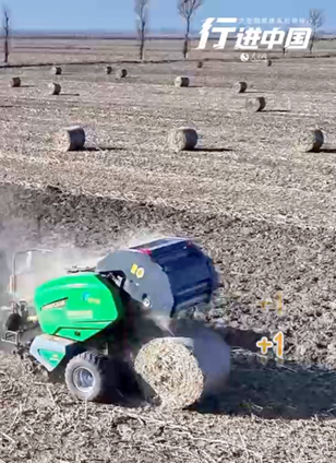 長(zhǎng)春市九臺(tái)區(qū)查看詳情農(nóng)田里的“瑞士卷”從哪兒來(lái)吉林天朗農(nóng)機(jī)生產(chǎn)的秸稈飼料打捆機(jī)是身懷絕技的“魔術(shù)手”，無(wú)論秸稈形態(tài)、干濕，經(jīng)它之手，撿拾、破碎、揉搓、除土、壓實(shí)、自動(dòng)纏網(wǎng)、打捆等作業(yè)一氣呵成。廢棄秸稈“搖身一變”，成了農(nóng)田里的“瑞士卷”。