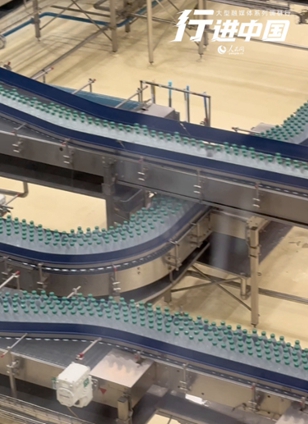 白山市靖宇縣查看詳情1小時(shí)72000瓶水的流水線長(zhǎng)啥樣吉林水瓶排隊(duì)打卡上班。吉林省白山市靖宇縣，水瓶們“排隊(duì)打卡上班”，智慧流水線一小時(shí)可生產(chǎn)72000瓶瓶裝水，生產(chǎn)效率大幅提高。