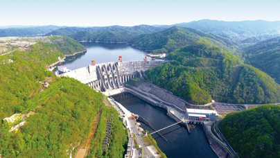 行進(jìn)中國(guó)｜青山蓄動(dòng)能 黑土生金倉(cāng)巍巍長(zhǎng)白山，浩浩三江源，吉林大地上一項(xiàng)又一項(xiàng)精品工程的建設(shè)，是中國(guó)水電一局為東北老工業(yè)基地裝上的“能源引擎”與“糧食安全引擎”。