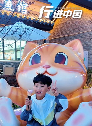 長(zhǎng)白山管委會(huì)查看詳情記者vlog：來(lái)長(zhǎng)白山，好玩+1夏夜微涼，清風(fēng)拂過(guò)二道白河小鎮(zhèn)。6月13日晚，長(zhǎng)白山恩都里休閑度假商旅社區(qū)在璀璨燈光中正式開(kāi)業(yè)，瞬間點(diǎn)燃了小鎮(zhèn)的激情！