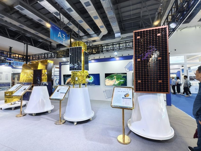 長光衛星展位展出的衛星模型。人民網記者 關思聰攝